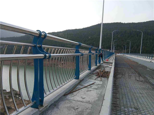 淮北不锈钢桥梁护栏的特点及其在桥梁安全中的重要作用