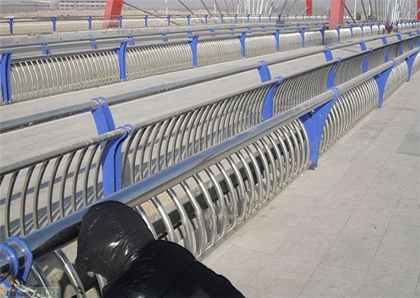 淮北不锈钢复合管护栏一种安全而耐用的防护解决方案