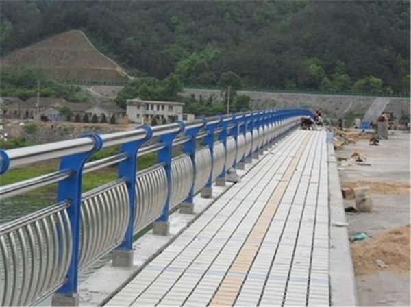 淮北不锈钢桥梁护栏的特性及其在现代建筑中的应用