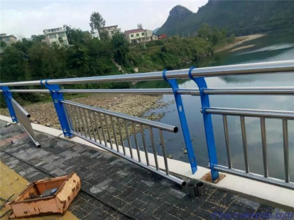淮北不锈钢复合管护栏是一种卓越的防护材料